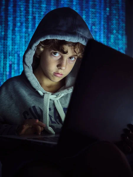 Enfant Hacker Sérieux Capuche Tapant Sur Ordinateur Portable Sur Fond — Photo