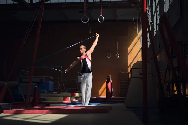Genç Spor Jimnastikçisi Egzersiz Yapmadan Önce Lastik Bantla Spor Salonunda — Stok fotoğraf