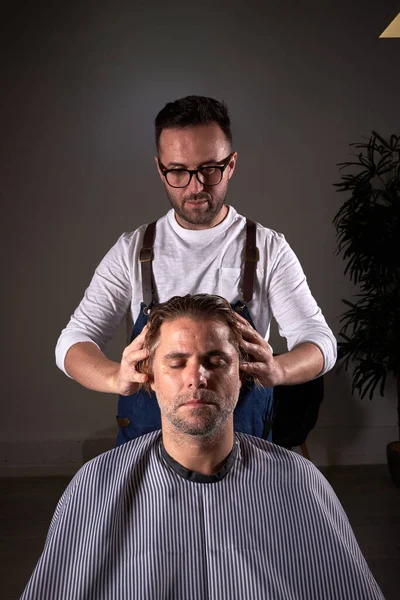 Barbier Professionnel Massant Tête Homme Avec Les Yeux Fermés Assis — Photo
