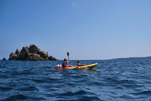 Persone Lontane Canottaggio Kayak Mentre Galleggiano Increspature Acqua Mare Contro — Foto Stock