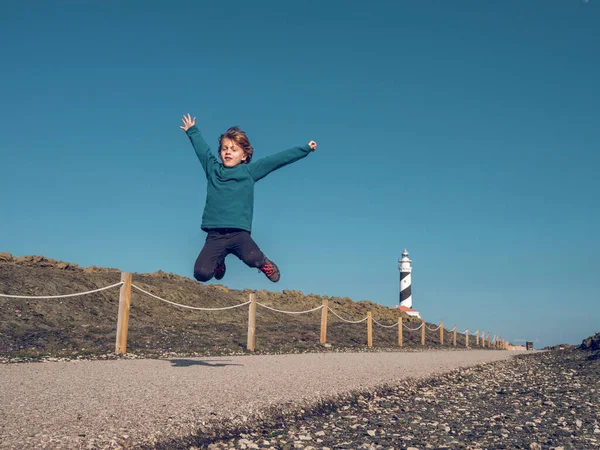 Niño Con Ropa Casual Saltando Con Los Brazos Levantados Sobre — Foto de Stock