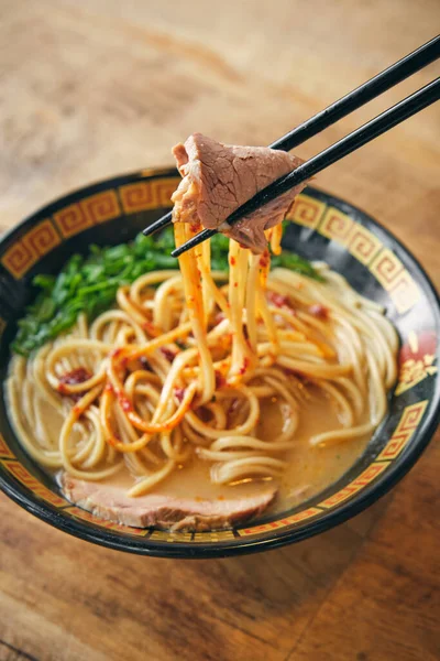 Vysoký Úhel Ozdobné Mísy Lahodné Japonské Nudlové Polévky Pod Měkkým — Stock fotografie