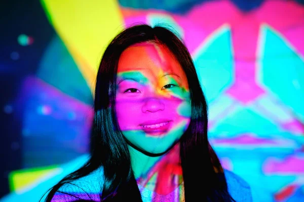 Glada Asiatiska Kvinna Med Svart Hår Tittar Kameran Med Leende — Stockfoto