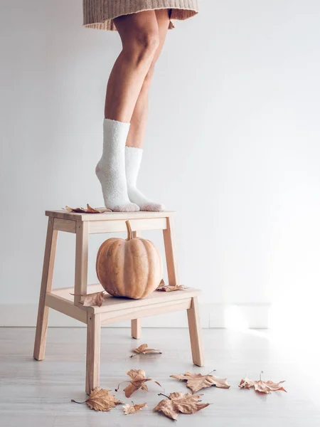 Schnitte Beine Von Anonymen Weiblichen Weißen Socken Stehen Auf Holzständern — Stockfoto
