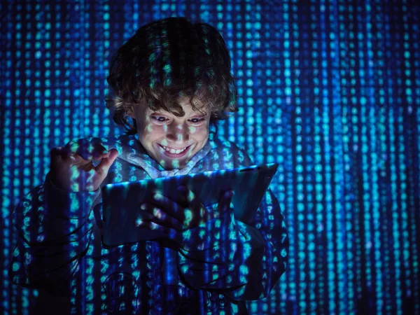 Usmívající Teen Šklebící Hacker Chlapec Šedé Mikině Klepání Tablet Projekci — Stock fotografie