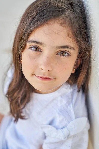 Portrét Dívky Bez Emocí Pihami Hnědýma Očima Opírající Bílou Betonovou — Stock fotografie