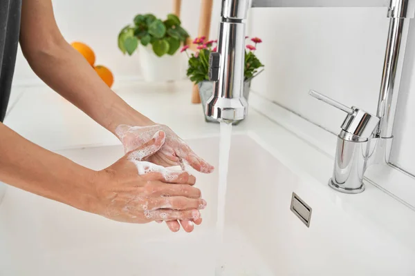 Vista Lateral Pessoa Anônima Anônima Lavar Mãos Com Sabão Sobre — Fotografia de Stock