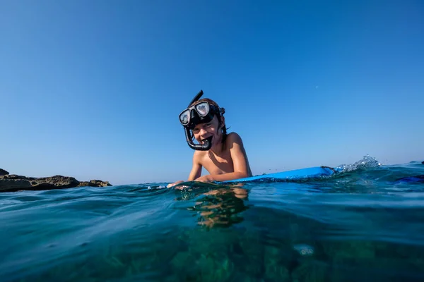 Glad Preteen Pojke Snorkling Mask Förbereder Sig För Dykning Blått — Stockfoto