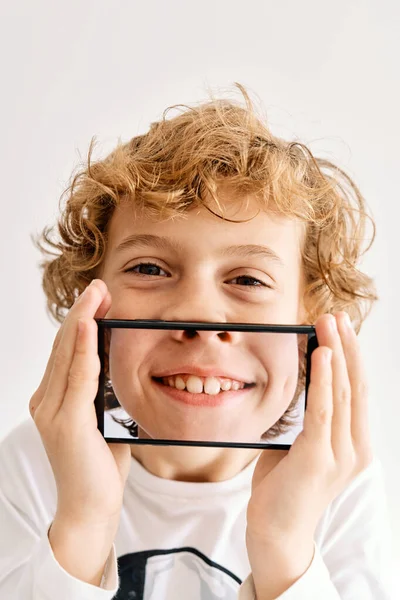 Niño Posando Con Teléfono Móvil Fotos Hechas Partes Cara — Foto de Stock
