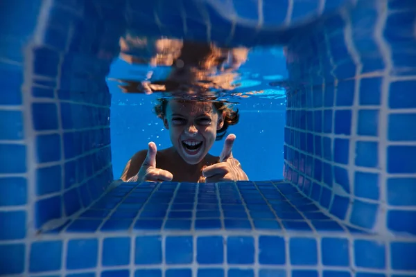 Подводный Взволнованный Ребенок Развлекается Купаясь Голубом Бассейне Глядя Камеру Выходной — стоковое фото