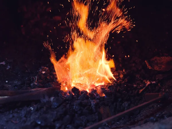 Eisen Wird Schäbiger Schmiedewerkstatt Heißer Flamme Eines Traditionellen Ofens Verbrannt — Stockfoto