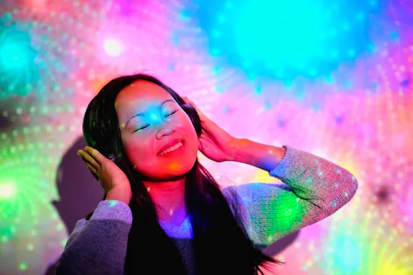 Mulher Asiática Positiva Com Olhos Fechados Ouvindo Música Fones Ouvido — Fotografia de Stock