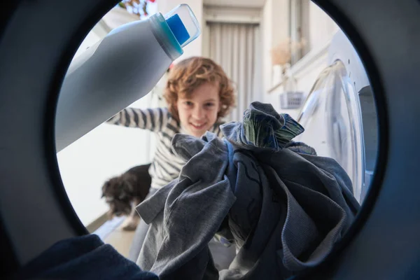 Vista Máquina Lavar Roupa Criança Pré Adolescente Feliz Com Garrafa — Fotografia de Stock