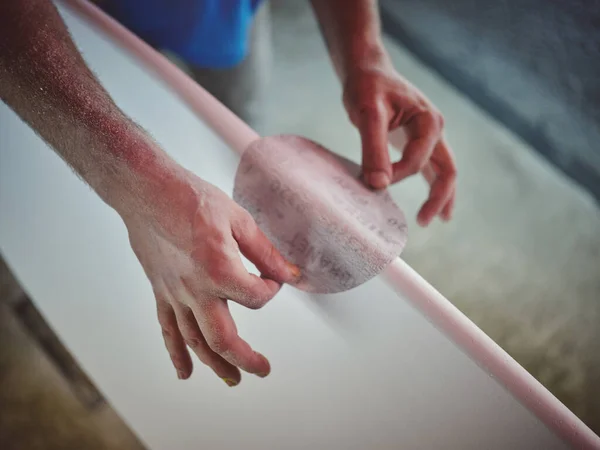 Atölyede Tahtadan Sörf Tahtasını Şekillendiren Zımparalayan Dövmeleri Olan Yüksek Açılı — Stok fotoğraf