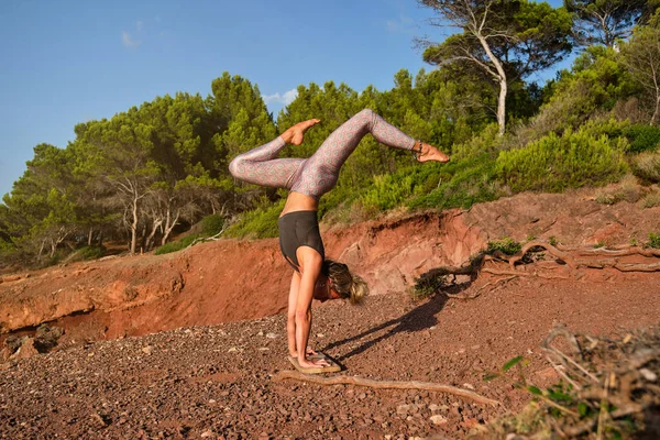 Tayt Giymiş Bir Kadın Amuda Kalkıp Yoga Pozu Veriyor Ayakları — Stok fotoğraf
