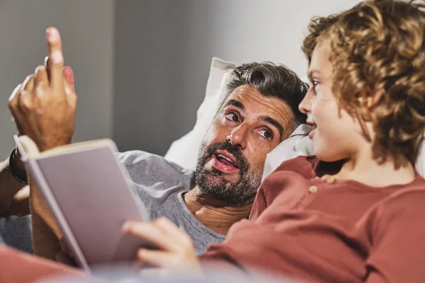 Vuxen Skäggig Man Och Pojke Pyjamas Läser Intressant Godnattsaga Tillsammans — Stockfoto