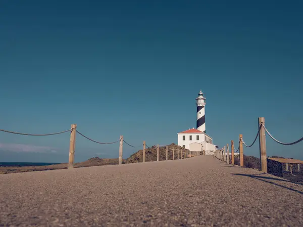 Güneşli Bir Günde Bulutsuz Mavi Gökyüzünün Altında Beyaz Deniz Fenerine — Stok fotoğraf