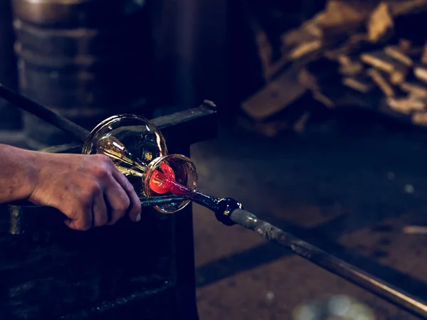 Profesyonel Metal Kıskacı Kullanarak Atölyede Çalışırken Anonim Bir Erkek Zanaatkarın — Stok fotoğraf