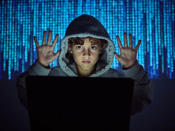Мальчик Хакер Поднятыми Руками Сидит Ноутбуком Размытом Фоне Двоичного Кода — стоковое фото