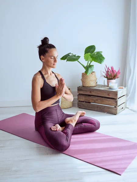 Vue Latérale Athlète Féminine Pratiquant Yoga Assise Dans Pose Lotus — Photo