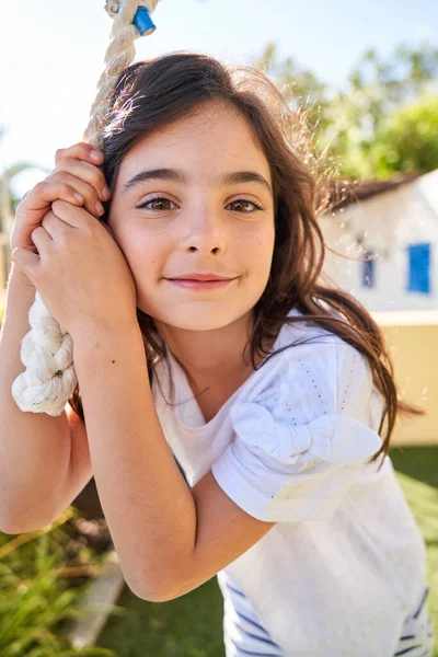Χαμογελώντας Χαριτωμένο Χαρούμενο Κορίτσι Λευκό Casual Ρούχα Κοιτάζοντας Κάμερα Και — Φωτογραφία Αρχείου