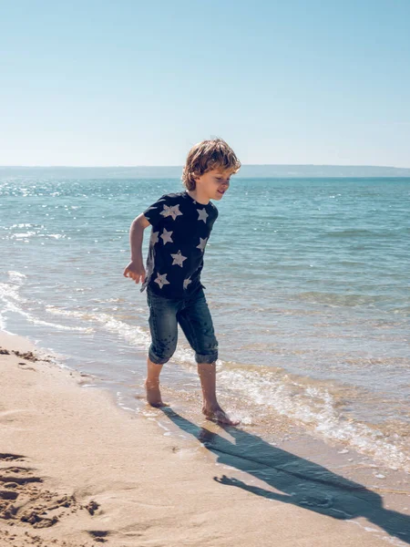 Niño Encantador Rubio Caminando Aguas Poco Profundas Mar Ondulante Bajo — Foto de Stock