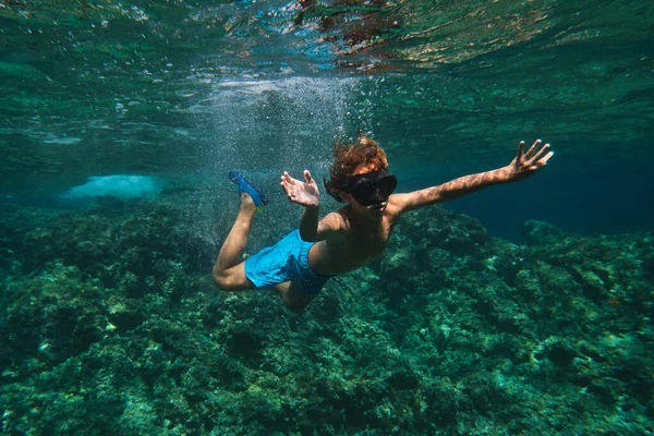 Criança Nadando Profundamente Mar Perto Fundo Rochoso Passar Férias Verão — Fotografia de Stock