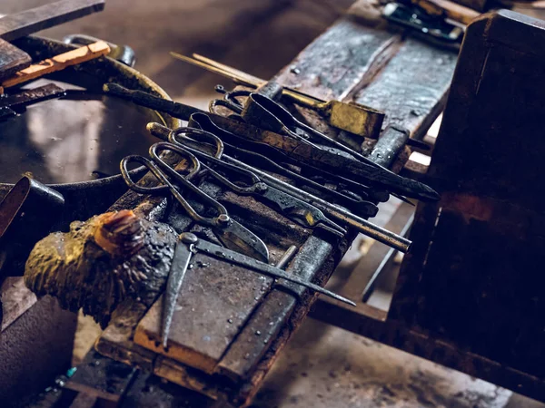 Atölyedeki Kirli Ahşap Tezgaha Yerleştirilmiş Çeşitli Profesyonel Cam Üfleme Aletlerinden — Stok fotoğraf