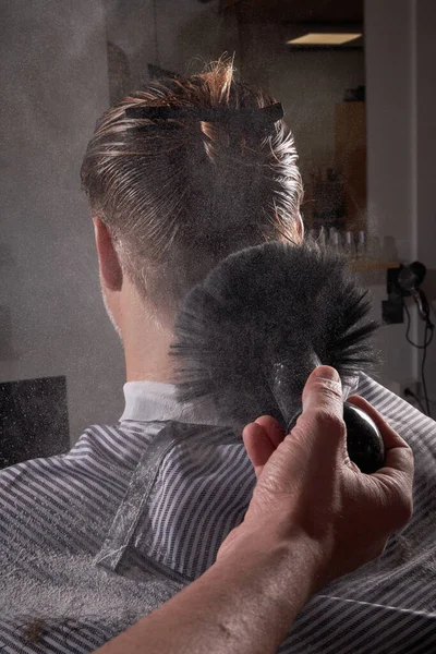 Bezimienny Fryzjer Usuwający Włosy Szyi Bezimiennego Męskiego Klienta Specjalnym Pędzlem — Zdjęcie stockowe