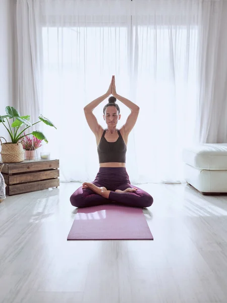 Fit Vrouw Activewear Mediteren Lotus Poseren Met Opgeheven Armen Tijdens — Stockfoto