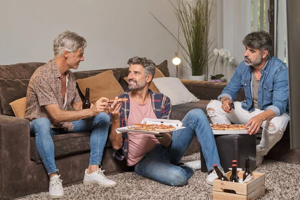Счастливые Зрелые Мужчины Повседневной Одежде Едят Вкусную Пиццу Развлекаясь Дома — стоковое фото