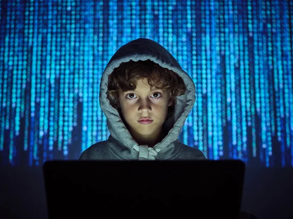 Enfant Hacker Sérieux Sweat Capuche Gris Regardant Caméra Tout Étant — Photo
