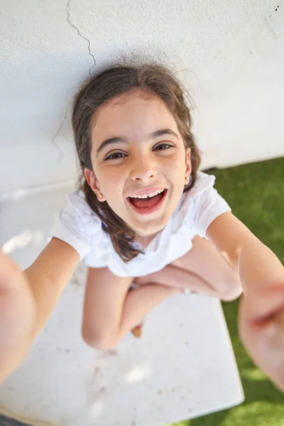 Volledig Lichaam Bovenaanzicht Van Glimlachende Tiener Meisje Wit Shirt Zitten — Stockfoto