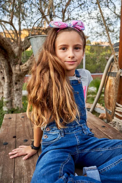 Красивая Девушка Целом Ободок Смотрящий Камеру Сидя Деревянной Скамейке Парке — стоковое фото