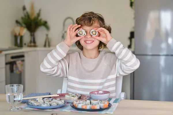Positiver Blonder Junge Hat Spaß Mit Brötchen Während Tisch Mit — Stockfoto