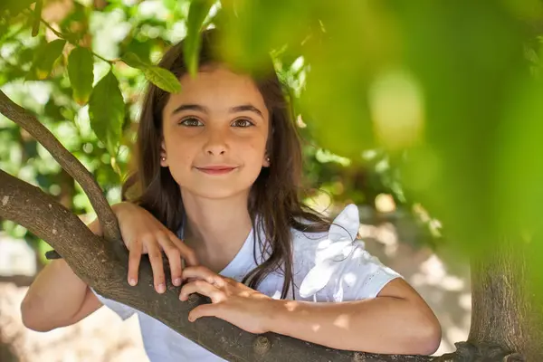 Koyu Renk Saçlı Spanyol Kız Yeşil Parkta Güneşlenirken Kameraya Keyifle — Stok fotoğraf