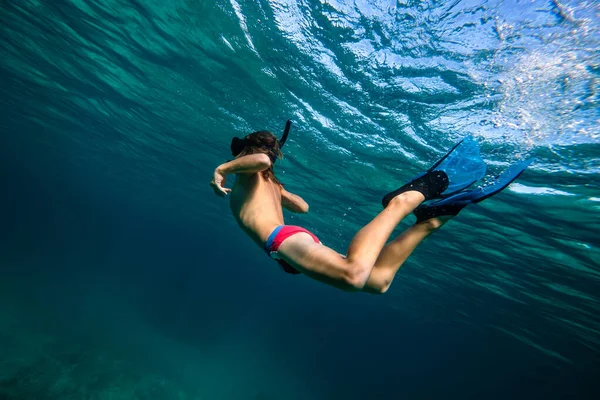 深い青い海のシュノーケリングマスクとフィンダイビングの完全なボディの下から — ストック写真