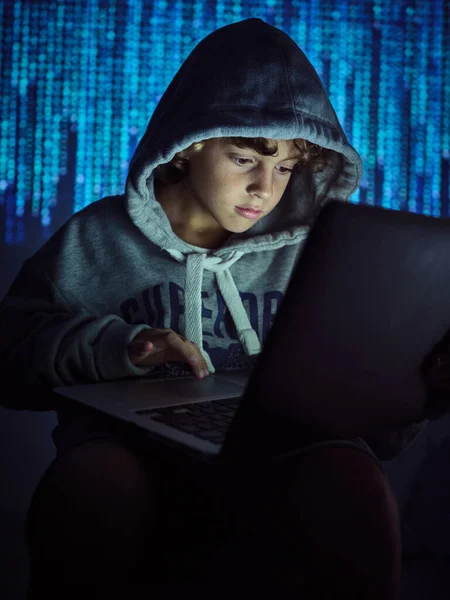 Crop Kid Hacker Dactylographier Sur Ordinateur Portable Tout Rendant Cybercriminalité — Photo