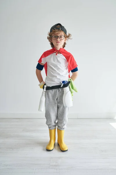 Cuerpo Completo Niño Con Detergentes Capa Superhéroe Botas Goma Pie —  Fotos de Stock