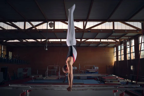 Ung Man Gymnast Gör Övningar Den Parallella Apparaten — Stockfoto