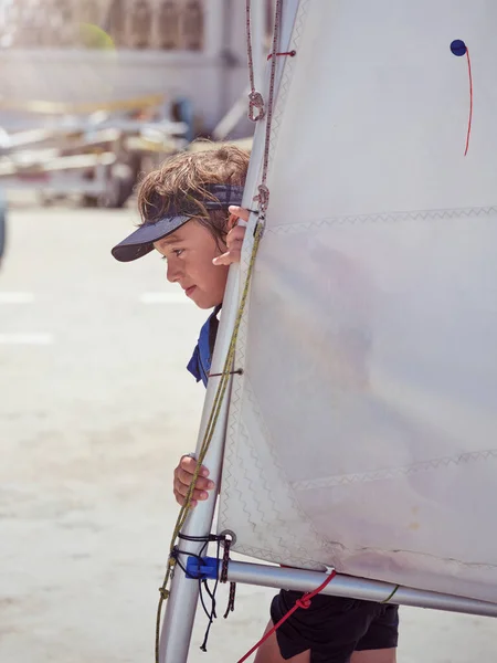 Widok Boku Chłopca Stojącego Żaglami Podczas Przygotowań Jazdy Morzu Słoneczny — Zdjęcie stockowe