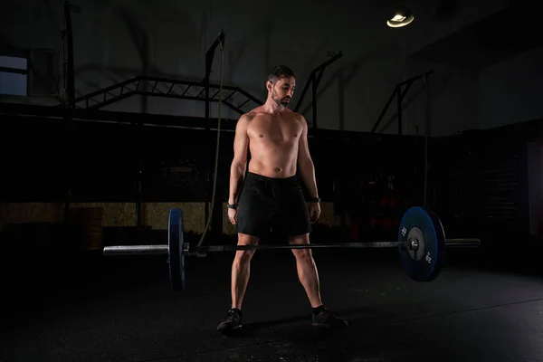 Corpo Inteiro Poderoso Atleta Masculino Preparando Para Exercício Levantamento Peso — Fotografia de Stock