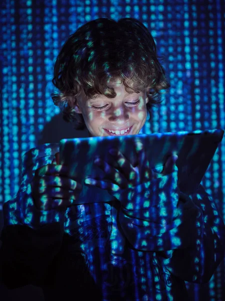 Hacker Dítě Úsměvem Pomocí Tabletu Při Kódování Modrém Programovacím Pozadí — Stock fotografie