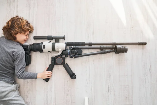 Top View Boy Looking Scope Sniper Rifle Composed Equipment Photography — Stock Photo, Image