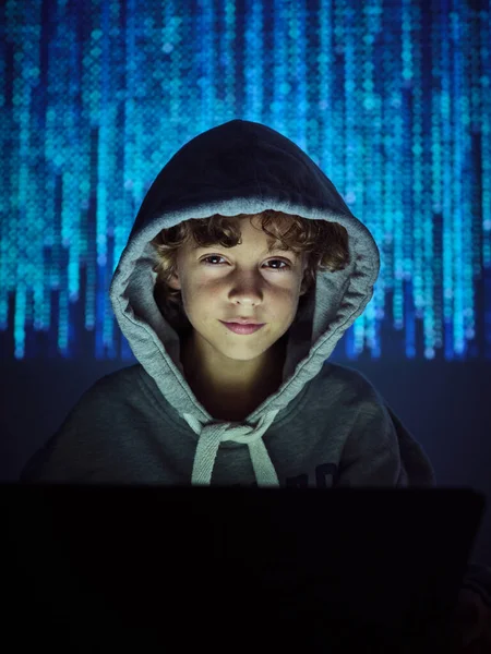 Enfant Hacker Rusé Regardant Caméra Tout Pensant Des Logiciels Malveillants — Photo