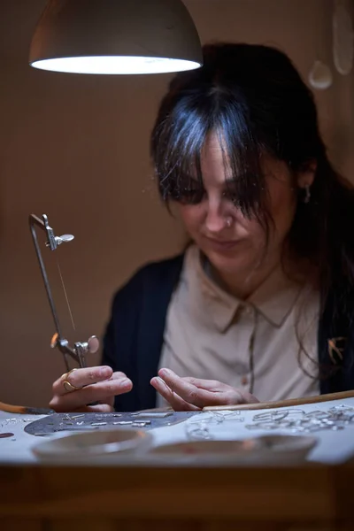 Mestre Feminino Concentrado Trabalhando Com Serra Mesa Iluminada Por Lâmpada — Fotografia de Stock