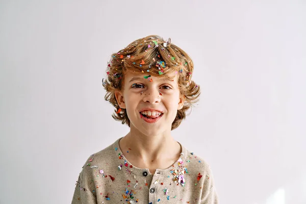 Χαρούμενα Χαριτωμένα Preteen Σγουρά Μαλλιά Ξανθό Αγόρι Καλύπτονται Πολύχρωμα Κομφετί — Φωτογραφία Αρχείου