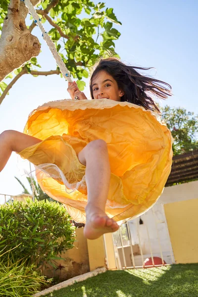 Από Κάτω Του Ενθουσιασμένοι Παιδί Κίτρινο Φόρεμα Διασκεδάζοντας Ενώ Κρέμεται — Φωτογραφία Αρχείου