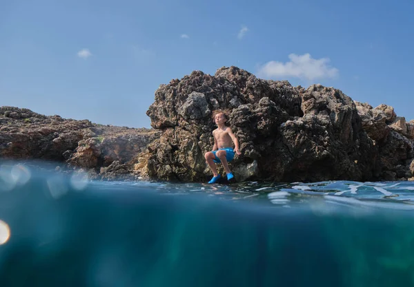 Mayo Giyen Çocuk Kayalıklardan Okyanusa Atlıyor Hafta Sonları Eğleniyor — Stok fotoğraf
