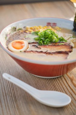 Japon restoranında haşlanmış yumurta ve etle lezzetli ramen çorbası stok fotoğrafı..